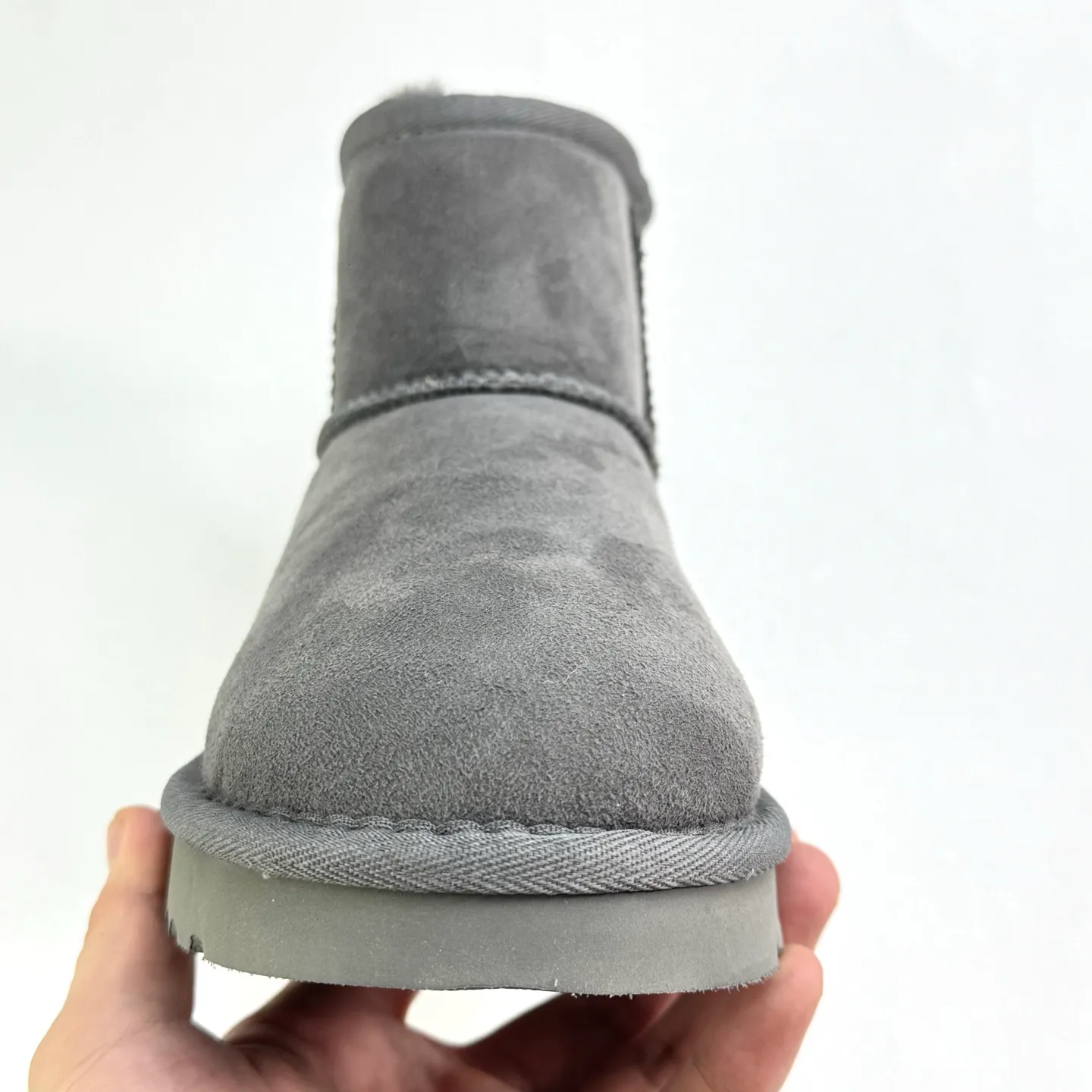 💰360 6222 Classic Mini II Mini classic short boots 2.0 Shoe shaft height: about 14CM Upper: Made of 17mm fur-integrated sheepskin, with a pre-treated water-repellent and anti-fouling coating Insole: 17mm sheepskin insole Sole: Treadlite by UGG™ light wing technology outsole - non-slip, cushioning, wear resistance, and good elasticity Heel: Leather heel label with embossed brand LOGO Size:35 36 37 38 39 40